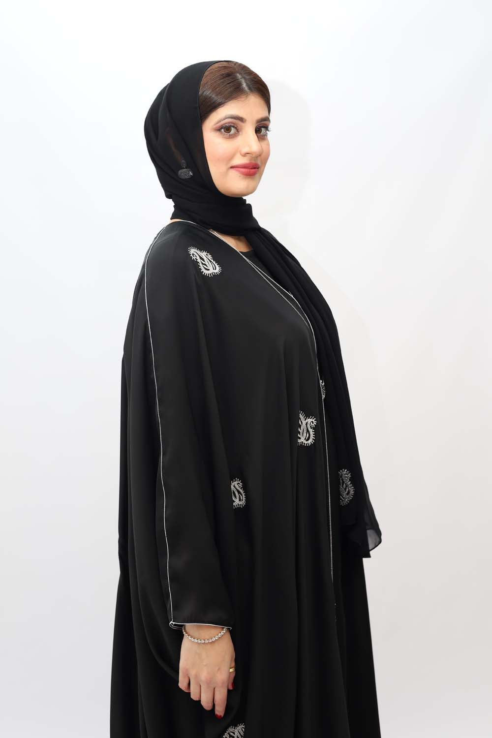 "Elegant Embroidery Carry Kaftan Abaya showcased on a 5.6 feet model, blending traditional details with modern style for a graceful look."